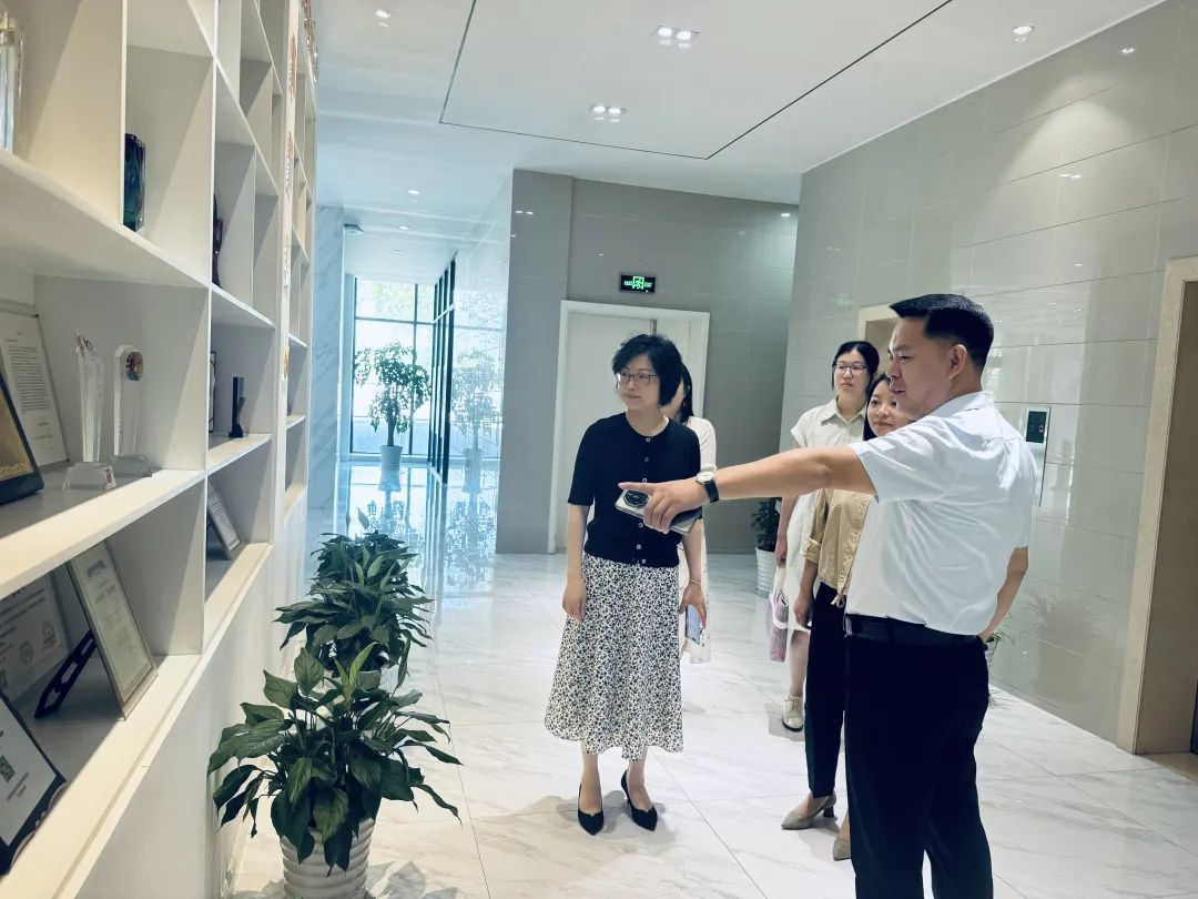 新闻 | 吴泾镇党委领导莅临海洋之神HY590，夏送清凉，慰问一线