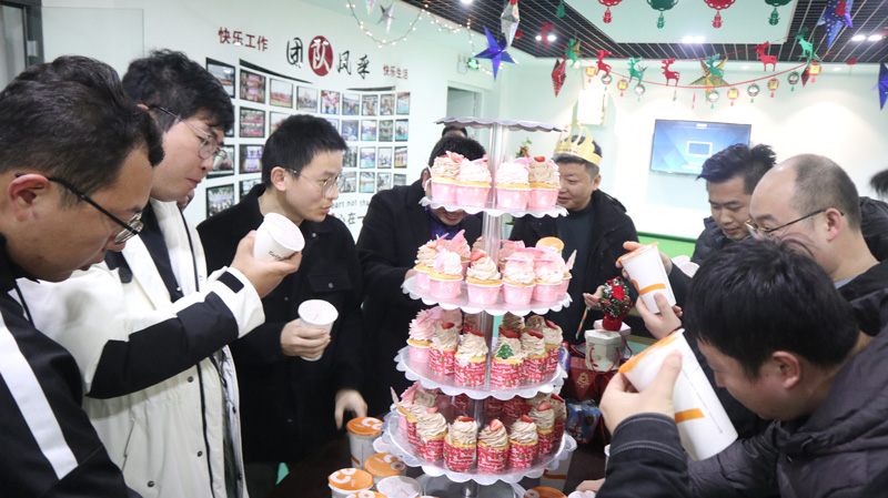 缤纷平安夜,欢乐圣诞节 | 海洋之神HY590举办第四季度员工集体生日会