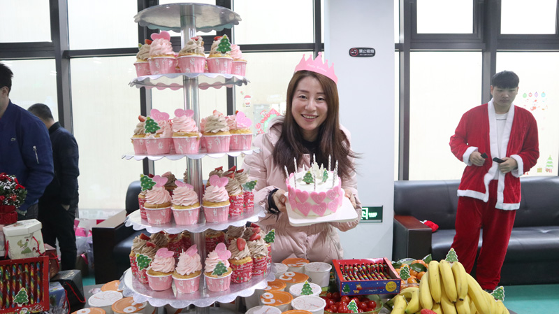 缤纷平安夜,欢乐圣诞节 | 海洋之神HY590举办第四季度员工集体生日会