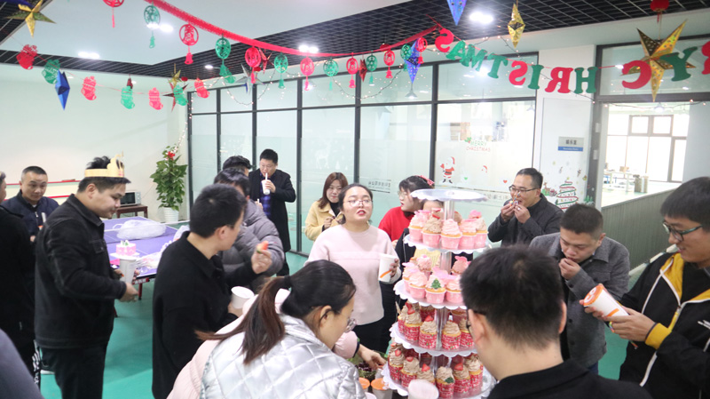 缤纷平安夜,欢乐圣诞节 | 海洋之神HY590举办第四季度员工集体生日会