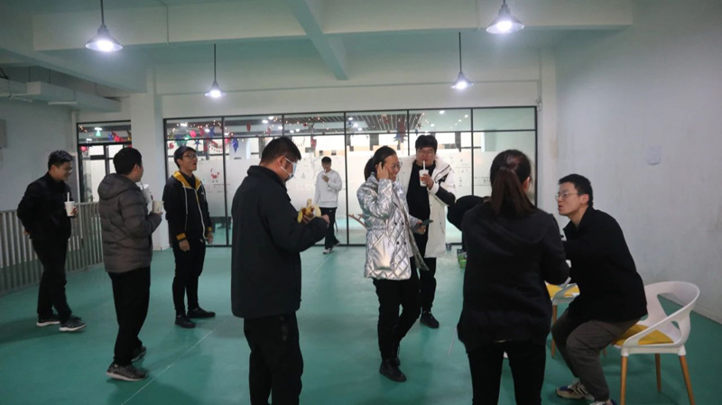 缤纷平安夜,欢乐圣诞节 | 海洋之神HY590举办第四季度员工集体生日会