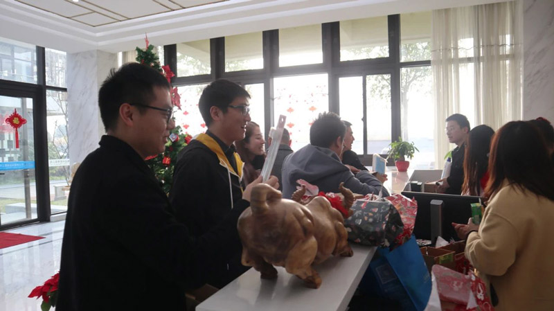 缤纷平安夜,欢乐圣诞节 | 海洋之神HY590举办第四季度员工集体生日会