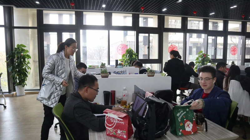 缤纷平安夜,欢乐圣诞节 | 海洋之神HY590举办第四季度员工集体生日会