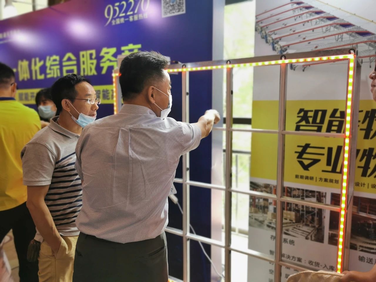 海洋之神HY590常务副总裁王雷发表演讲 | 海洋之神HY590再次荣获“服装物流行业优秀技术装备供应商”表彰