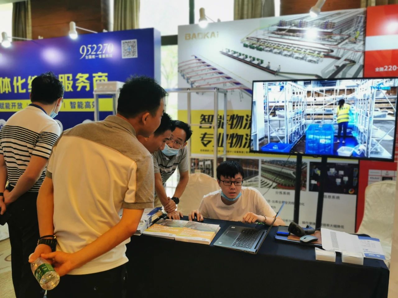 海洋之神HY590常务副总裁王雷发表演讲 | 海洋之神HY590再次荣获“服装物流行业优秀技术装备供应商”表彰