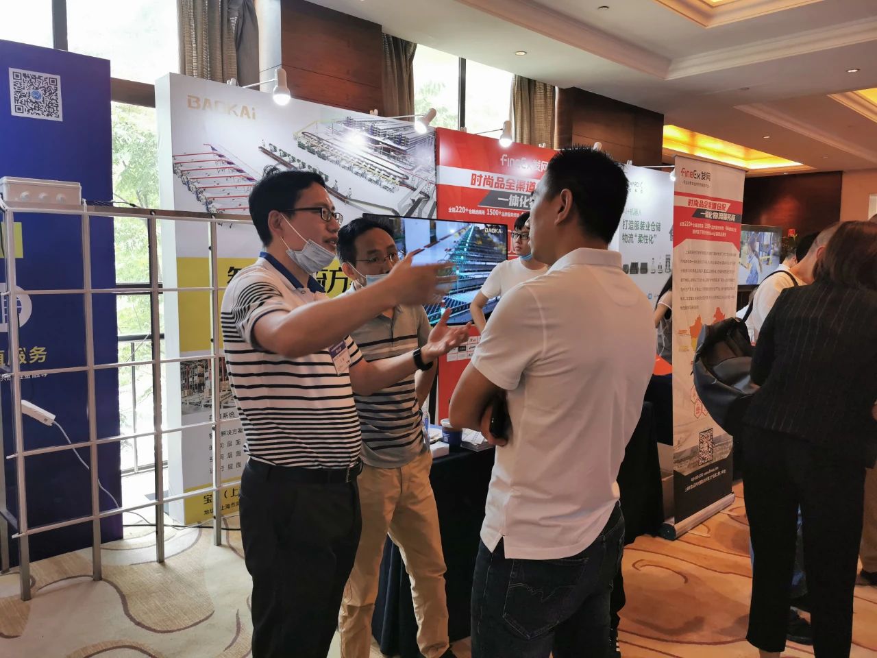 海洋之神HY590常务副总裁王雷发表演讲 | 海洋之神HY590再次荣获“服装物流行业优秀技术装备供应商”表彰