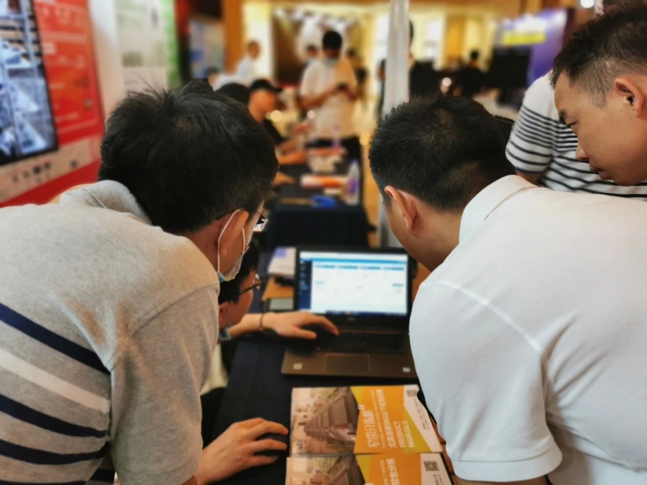 海洋之神HY590常务副总裁王雷发表演讲 | 海洋之神HY590再次荣获“服装物流行业优秀技术装备供应商”表彰