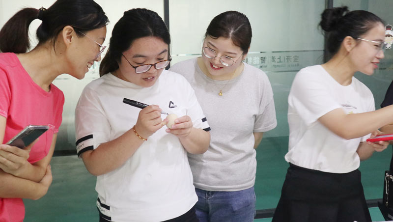 品粽香滋味,绘多彩生活 | 海洋之神HY590举办“包粽子 · 绘彩蛋 · 迎端午”主题活动