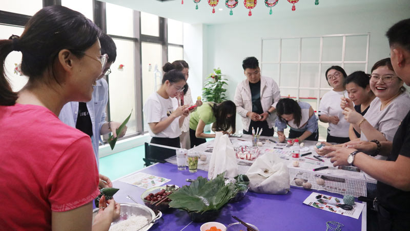 品粽香滋味,绘多彩生活 | 海洋之神HY590举办“包粽子 · 绘彩蛋 · 迎端午”主题活动