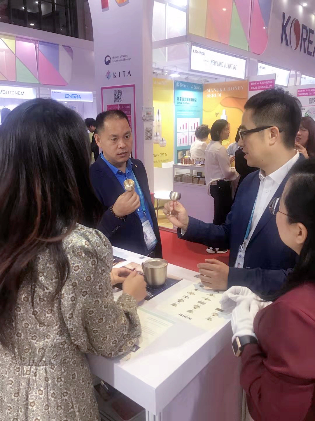 "合作、创新、共享"话进博一一海洋之神HY590董事长邢志文参观进博并接受SMG记者采访