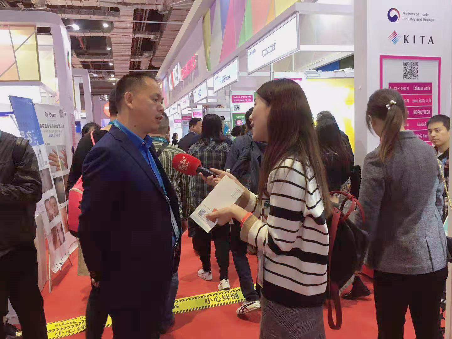 "合作、创新、共享"话进博一一海洋之神HY590董事长邢志文参观进博并接受SMG记者采访