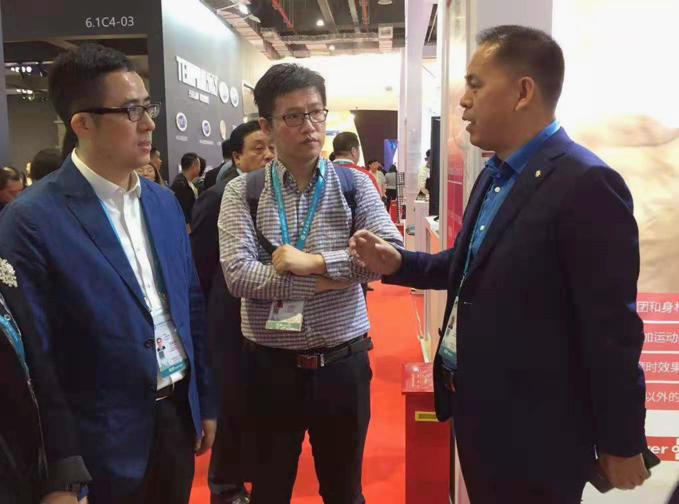 "合作、创新、共享"话进博一一海洋之神HY590董事长邢志文参观进博并接受SMG记者采访