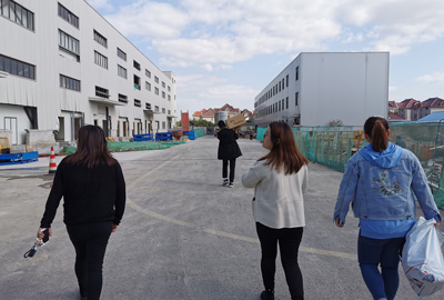 11月中旬，海洋之神HY590工会组织开展“走一线、送温暖”关爱员工暖冬行动。