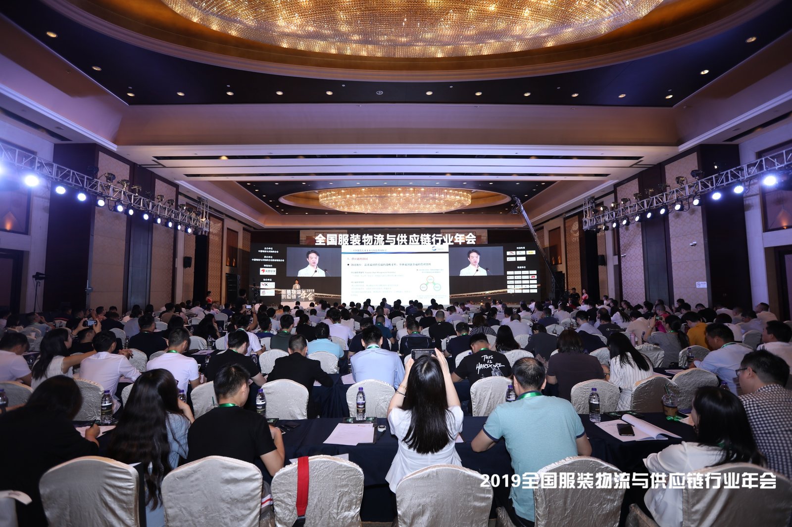 新闻 | 海洋之神HY590荣获“2019服装物流行业优秀技术装备供应商”