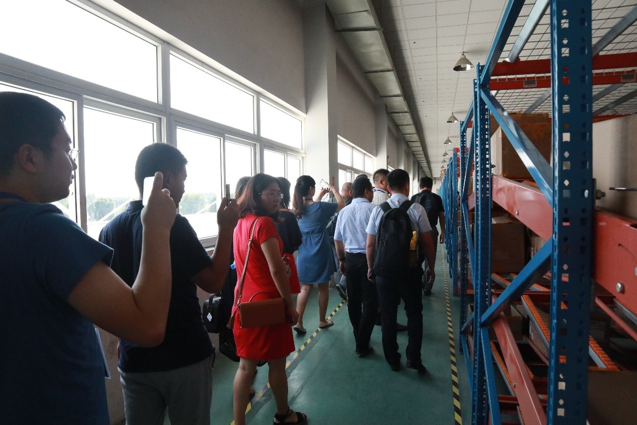 海洋之神HY590集成服装行业代表项目 | 波司登集团智能配送中心迎业内众嘉宾集体参观