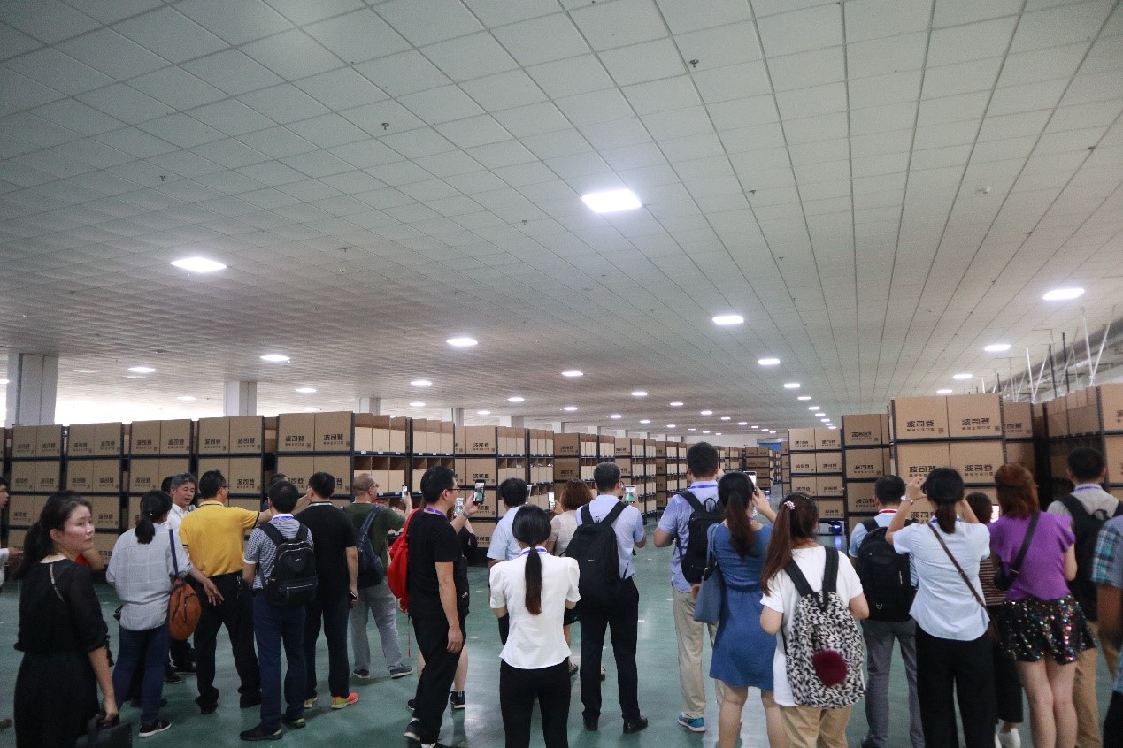 海洋之神HY590集成服装行业代表项目 | 波司登集团智能配送中心迎业内众嘉宾集体参观