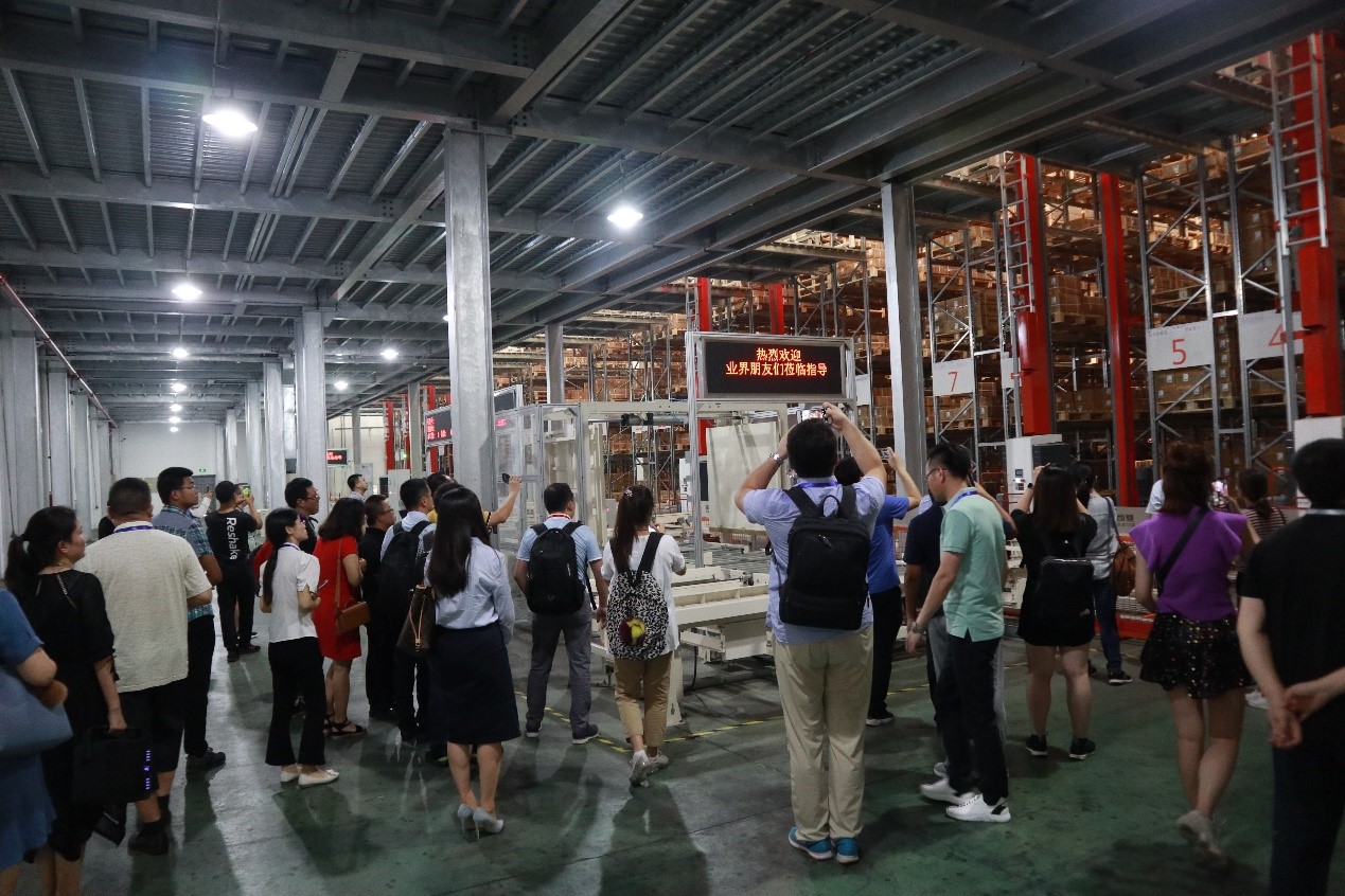 海洋之神HY590集成服装行业代表项目 | 波司登集团智能配送中心迎业内众嘉宾集体参观