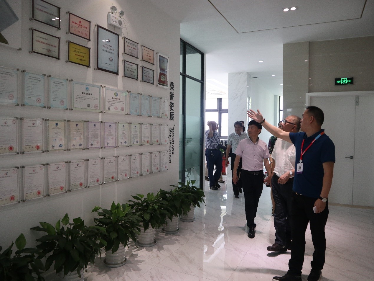 新闻 | 无锡市原政协领导、吴泾镇党委领导一行莅临海洋之神HY590参观考察