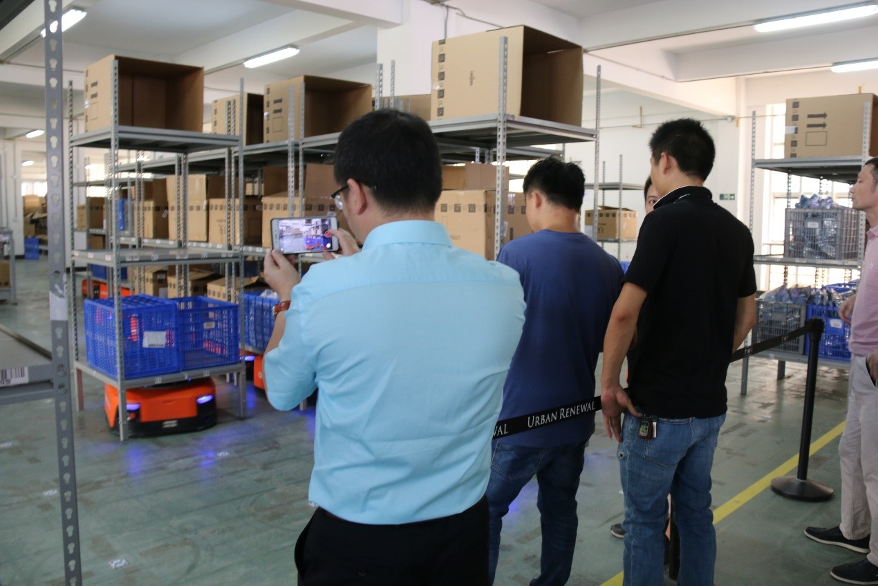 海洋之神HY590常务副总裁王雷：“新零售环境下的物流中心规划”主题分享 | UR服饰物流中心迎百余服装物流经理人现场参观