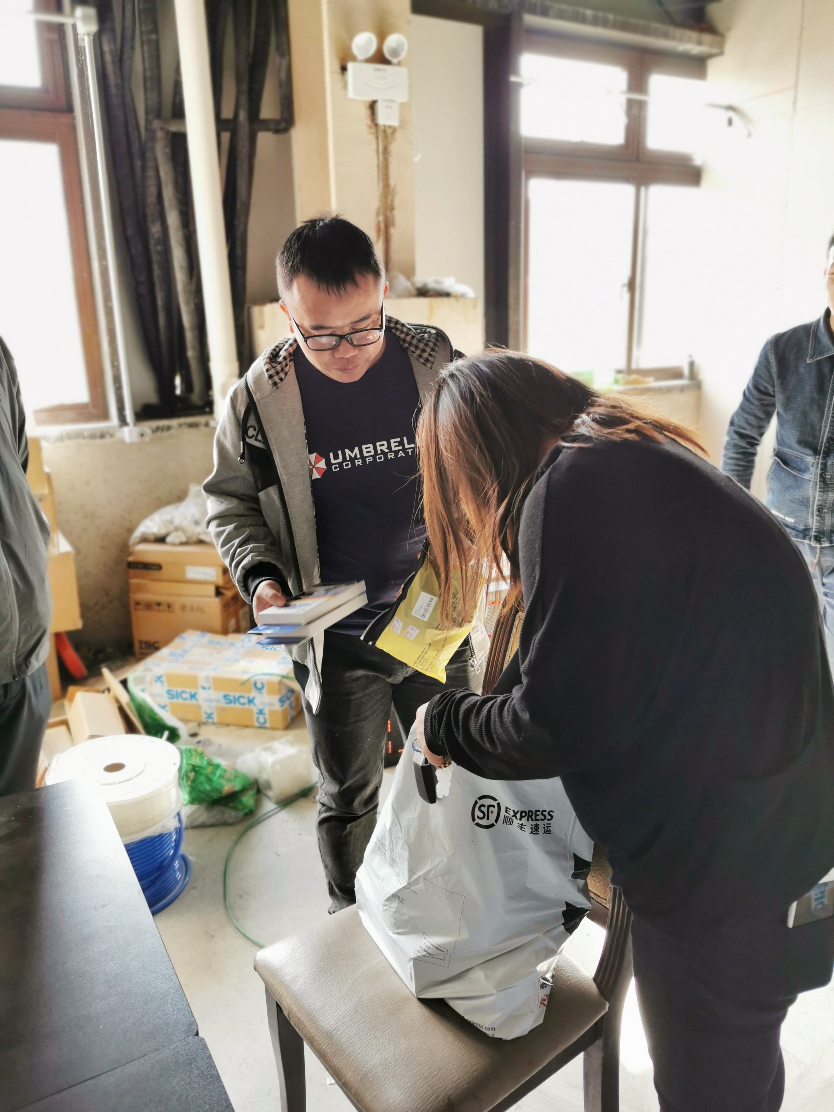 11月中旬，海洋之神HY590工会组织开展“走一线、送温暖”关爱员工暖冬行动。