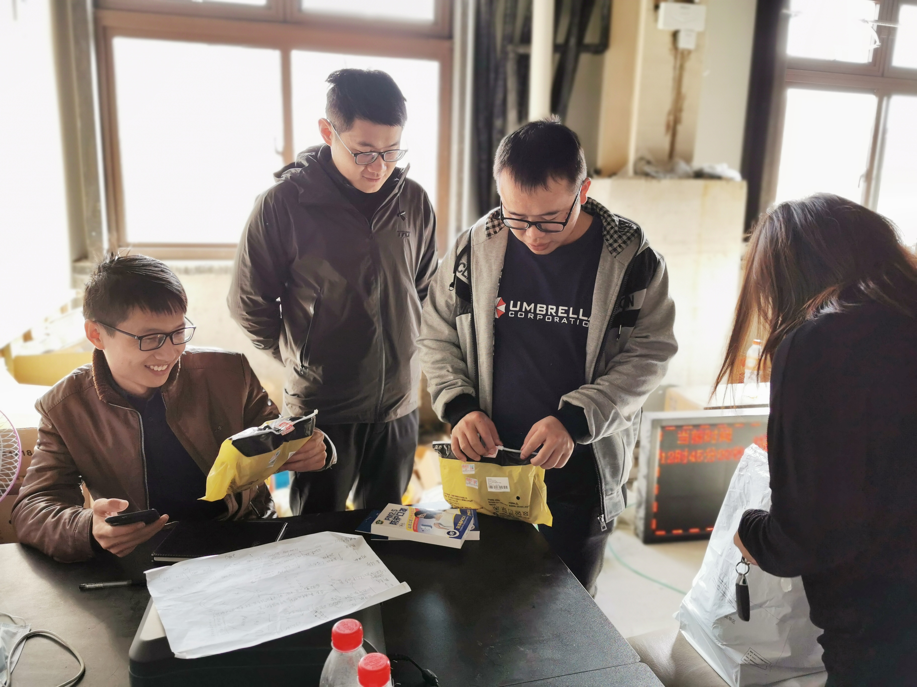 11月中旬，海洋之神HY590工会组织开展“走一线、送温暖”关爱员工暖冬行动。