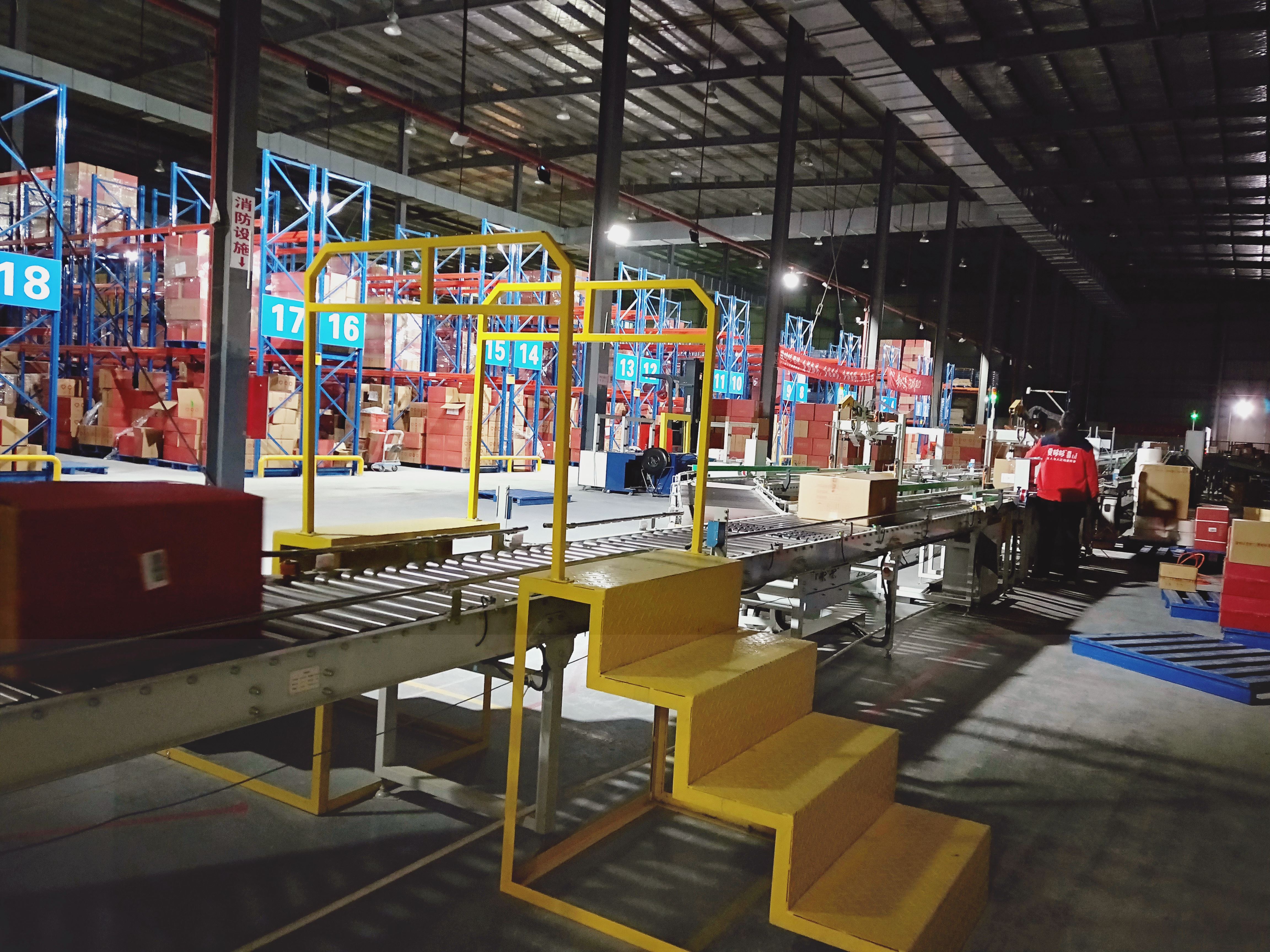 11月中旬，海洋之神HY590工会组织开展“走一线、送温暖”关爱员工暖冬行动。