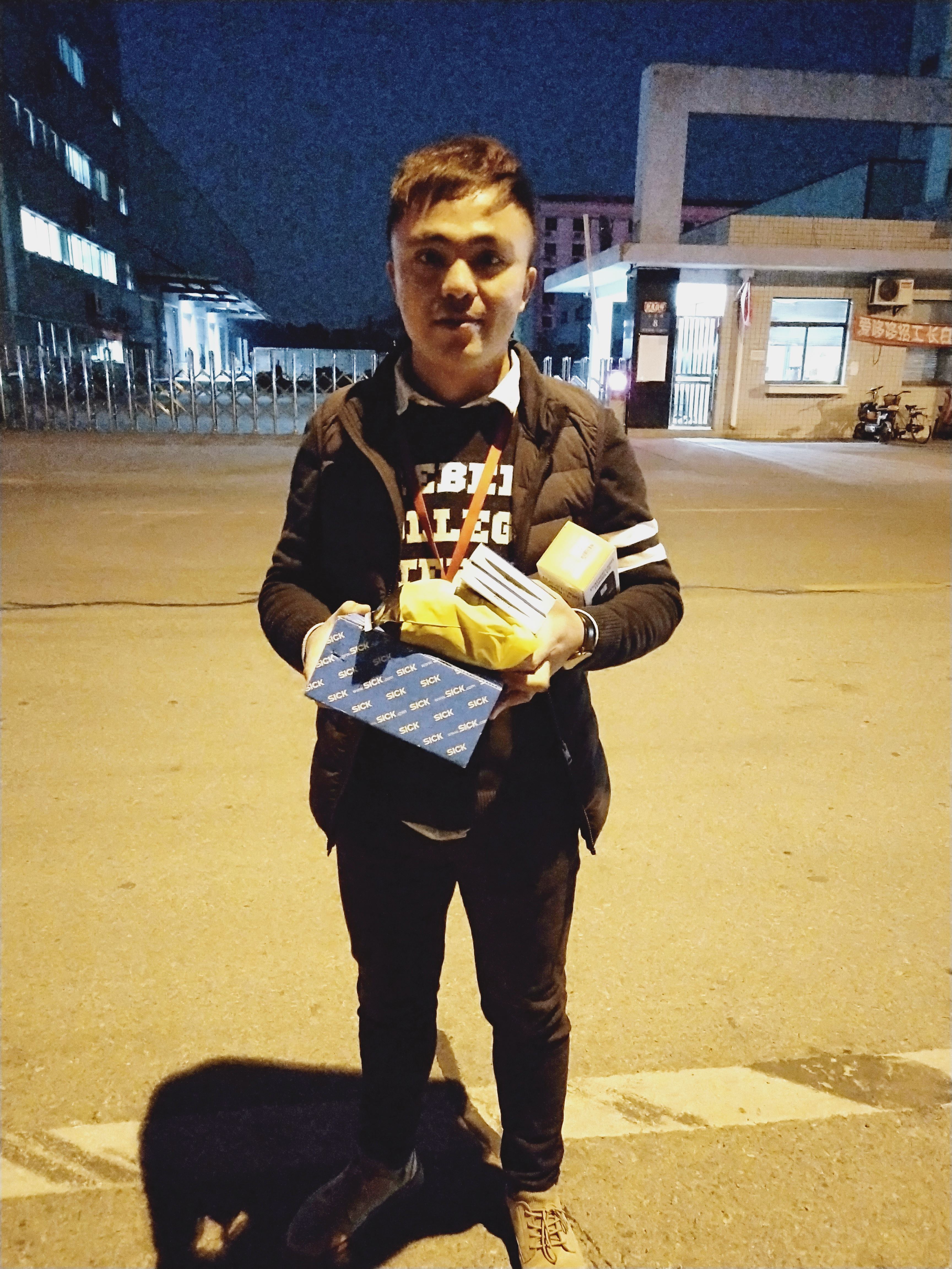 11月中旬，海洋之神HY590工会组织开展“走一线、送温暖”关爱员工暖冬行动。