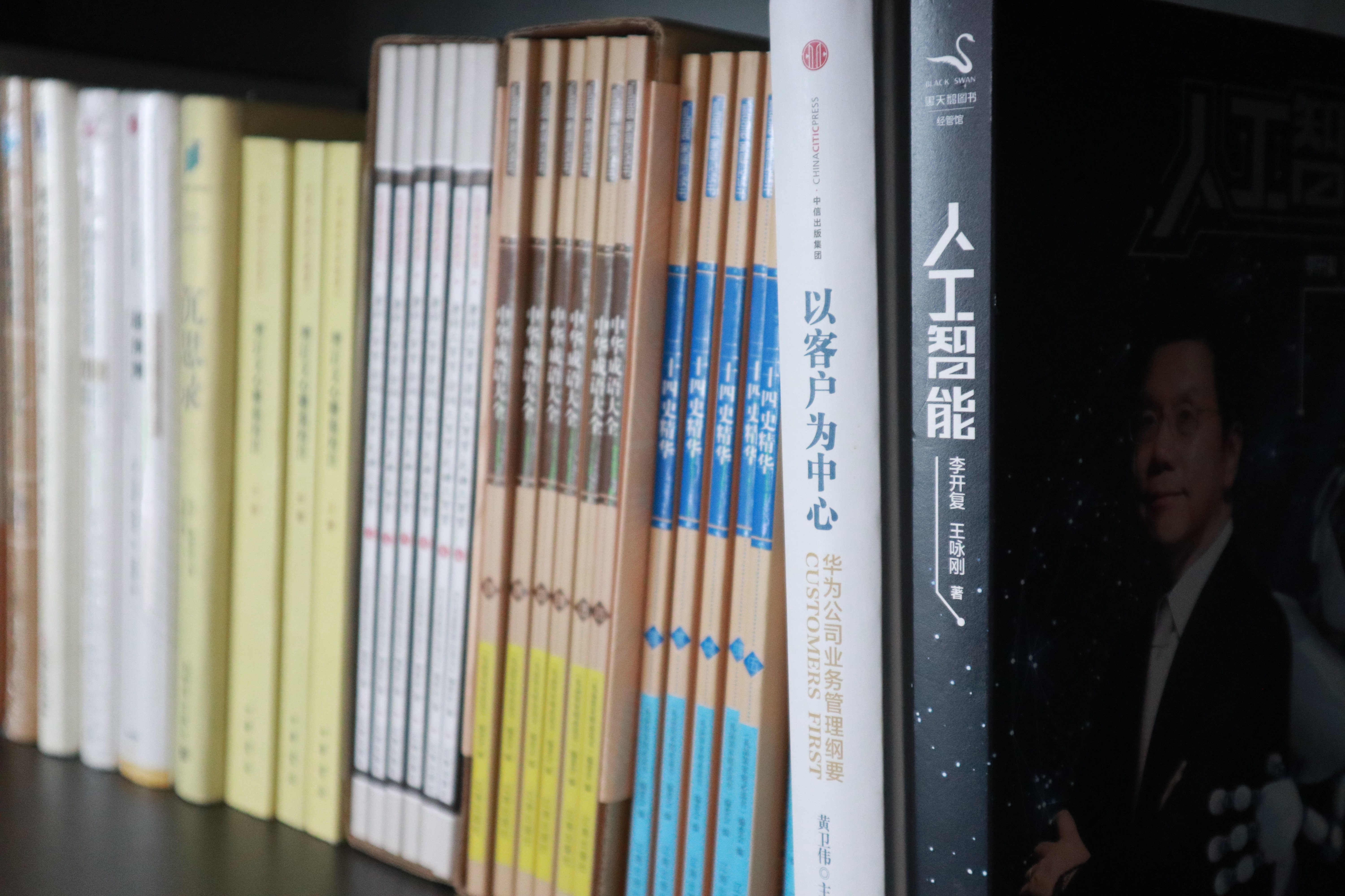 企业书香 | 海洋之神HY590新建职工书屋,“小书屋”构建精神“大家园”